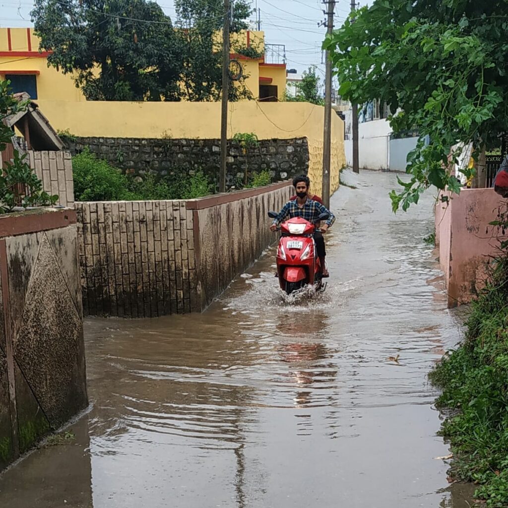 अपर नत्थनपुर की कालोनियों में भरा पानी, लोग परेशान