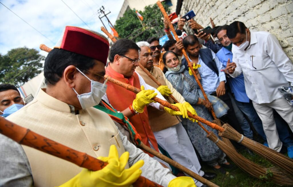 मुख्यमंत्री धामी ने केंद्रीय मंत्री प्रहलाद जोशी के साथ स्वच्छता कार्यक्रम में किया प्रतिभाग