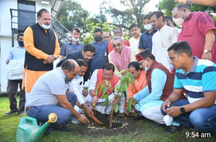 प्रधानमंत्री मोदी के जन्मदिन पर मुख्यमंत्री आवास में हुआ पौधरोपण