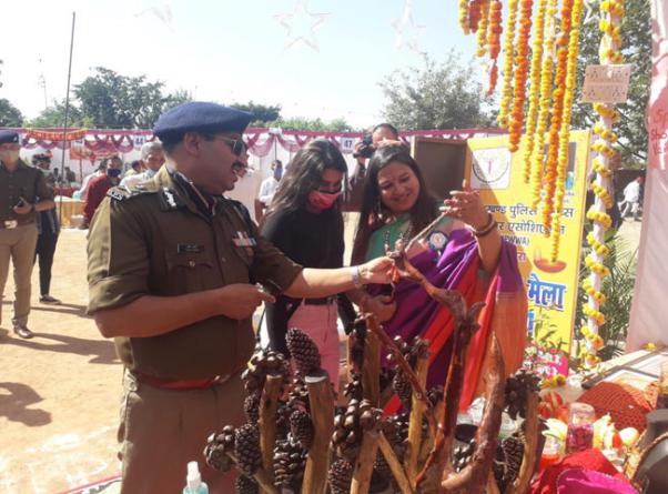 पुलिस लाइन में दो दिवसीय दीपावली मेले का आयोजन किया गया, डीजीपी अशोक कुमार ने की खरीदारी