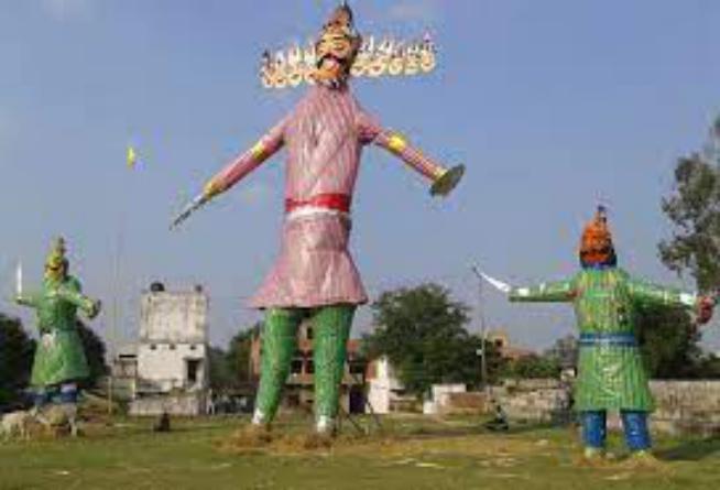 बुराई पर अच्छाई की जीत का पर्व विजयादशमी आज मनाया जाएगा, शहर में विभिन्न जगहों पर रावण दहन के लिए तैयार किए गए