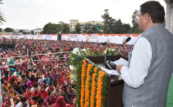 मुख्यमंत्री ने सनातन धर्म इंटर कॉलेज रेस कोर्स में महिला सशक्तीकरण एवं बाल विकास विभाग द्वारा आयोजित कार्यक्रम में प्रतिभाग किया