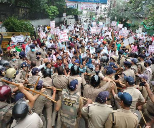 देहरादून में सशक्त भू-कानून और 10 फीसद क्षैतिज आरक्षण का शासनादेश जारी करने की मांग को लेकर राज्य आंदोलनकारियों ने विधानसभा किया कूच