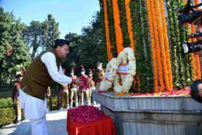 विजय दिवस के मौके पर मुख्यमंत्री पुष्कर सिंह धामी ने गांधी पार्क में शहीद हुए जवानों को श्रद्धांजलि अर्पित की