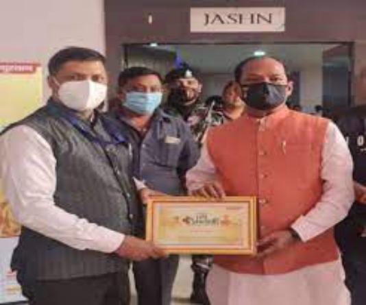 कोरोना में निस्वार्थ भाव से सेवा देने वाले डा. विजय मोहन सिंह अब कोरोना मरीजों के घर-घर जाकर दवा पहुंचाने का काम कर रहे
