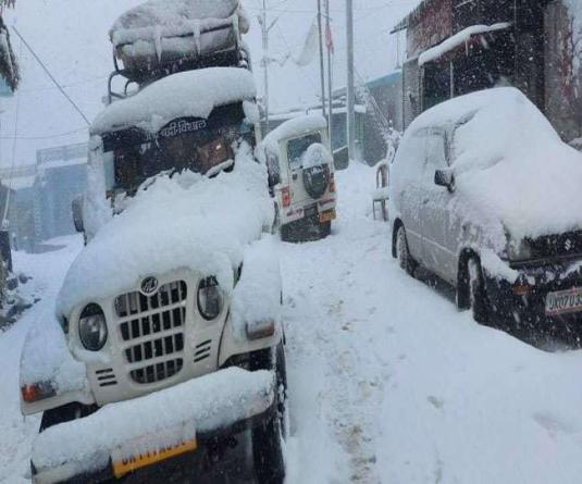 उत्तराखंड के विभिन्न जनपदों में भारी वर्षा व बर्फबारी, अनेक स्थानों पर फंसे लोगों को राज्य आपदा प्रचालन बल उत्तराखण्ड पुलिस ने किया सुरक्षित