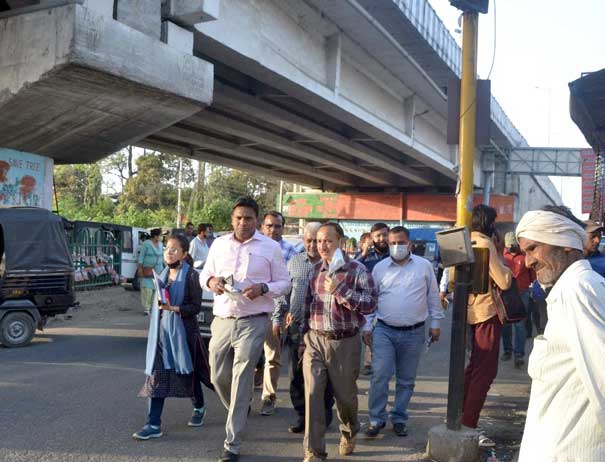 स्मार्ट सिटी लि० के कार्यों का लैंसडाउन चौक से दर्शनलाल चौक निरीक्षण करते हुए पैदल प्रिंस चौक पहुँचे जिलाधिकारी डॉ० आर. राजेश कुमार