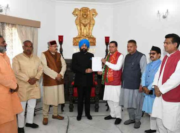 मुख्यमंत्री पुष्कर सिंह धामी ने राज्यपाल से भेंट कर मुख्यमंत्री पद से त्याग पत्र सौंपा