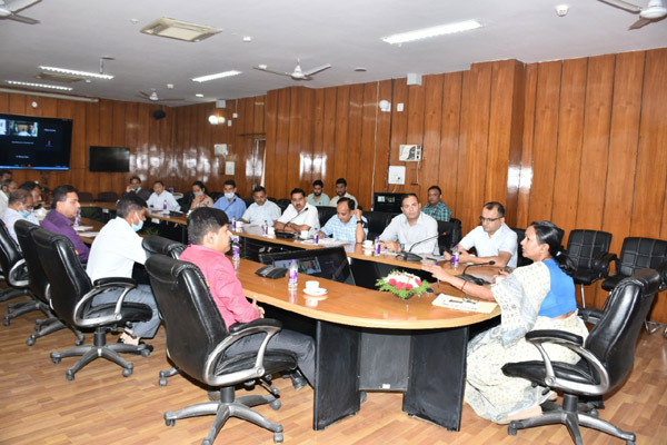 अपर मुख्य सचिव मुख्यमंत्री श्रीमती राधा रतूड़ी ने ली अधिकारियों की बैठक