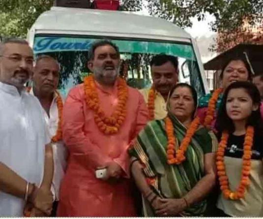 धर्मनगरी हरिद्वार के माया देवी मंदिर में पूजा-अर्चना के बाद गुजरात से आए श्रद्धालुओं का पहला जत्था चारधाम यात्रा के लिए रवाना