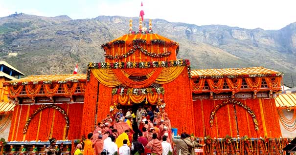 विश्व प्रसिद्ध बद्रीनाथ धाम के कपाट वैदिक मंत्रोच्चारण एवं विधि विधान के साथ श्रद्धालुओं के दर्शनार्थ खोल दिए गए