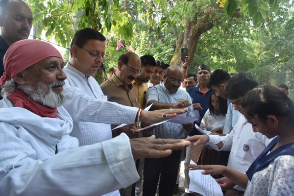 मुख्यमंत्री पुष्कर सिंह धामी ने विश्व पर्यावरण दिवस पर कैम्प कार्यालय के निकट कैंट रोड पर किया वृक्षारोपण