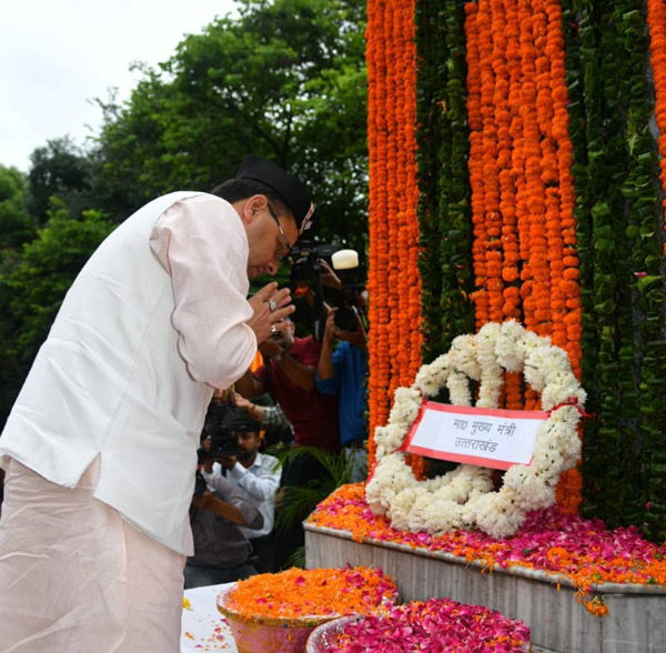 कारगिल विजय दिवस (शौर्य दिवस) पर गाँधी पार्क में शहीद स्मारक पर मुख्यमंत्री पुष्कर सिंह धामी ने कारगिल शहीदों को श्रद्धांजलि अर्पित की