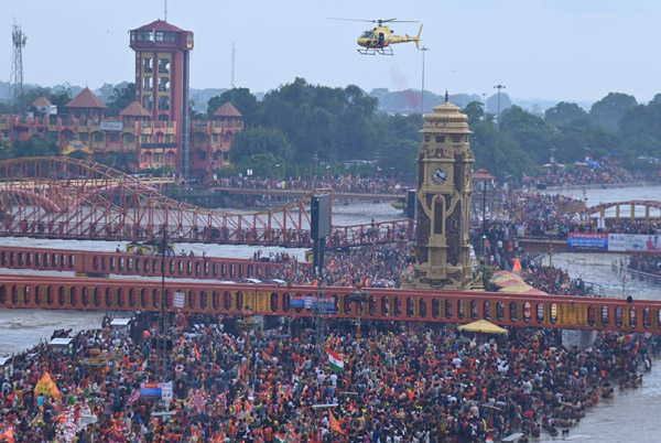 कांवड़ यात्रियों पर हेलीकाप्टर से की गयी पुष्प वर्षा