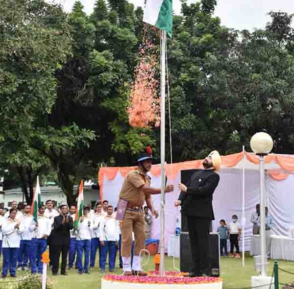 मुख्य सचिव ने सचिवालय में ध्वजारोहण करते हुए सभी को स्वतंत्रता दिवस की बधाई एवं शुभकामनायें दी