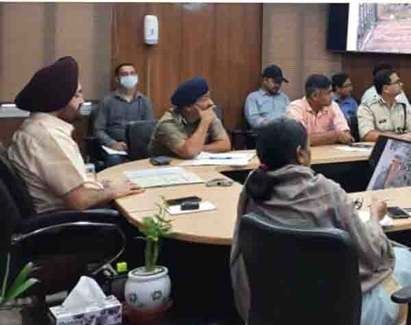 मुख्य सचिव ने शहर में ट्रैफिक की समस्या को दूर करने हेतु सम्बंधित विभागों के अधिकारियों के साथ की बैठक