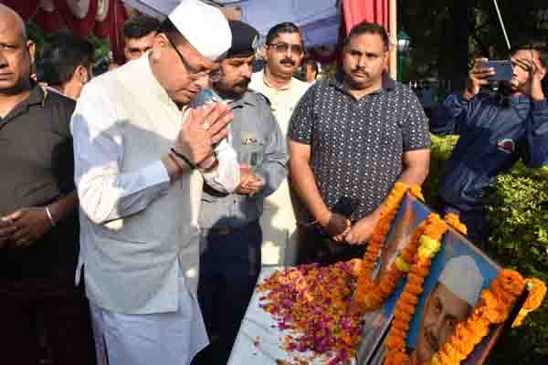 सीएम धामी ने गाँधी पार्क में राष्ट्रपिता महात्मा गाँधी की मूर्ति पर माल्यार्पण कर श्रद्धांजलि दी