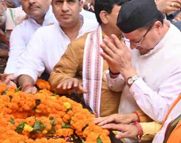 सीएम धामी ने रामपुर तिराहा शहीद स्थल में उत्तराखंड राज्य आंदोलनकारी शहीदों को श्रद्धांजलि अर्पित की