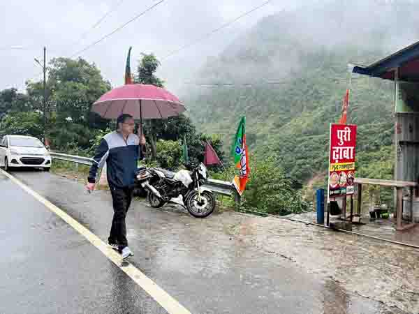 सुबह-सुबह सैर पर निकले सीएम धामी, जनता से किया संवाद