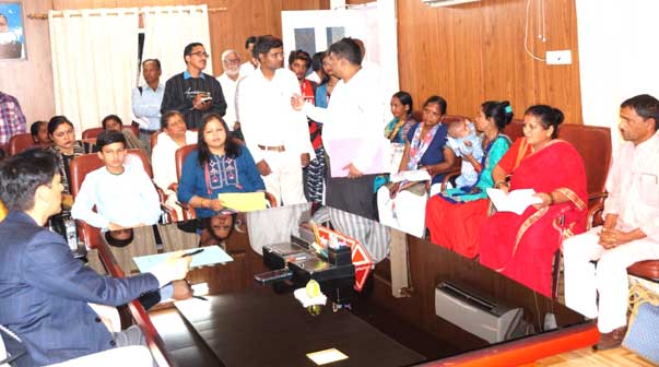 आयुक्त दीपक रावत ने कुमाऊँ मण्डल से आये फरियादियों से की मुलाकात कर मौके पर समस्याओं का किया समाधान 