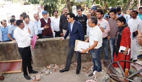 मल्ला गोरखपुर नहर कवरिंग क्षेत्र का लगभग 1 किमी० पैदल चलकर आयुक्त रावत ने स्थलीय निरीक्षण किया