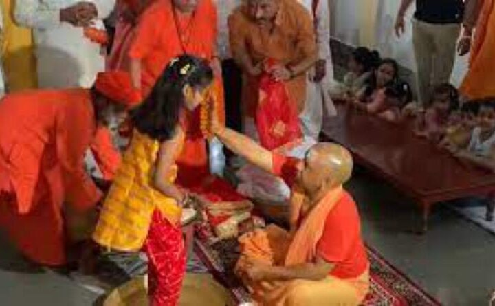 सीएम योगी ने पांव पखार किया कन्या पूजन