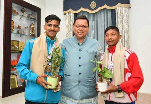 मुख्यमंत्री पुष्कर सिंह धामी से एथलीट हिमांशु कुमार एवं सचिन सिंह बोहरा ने की भेंट