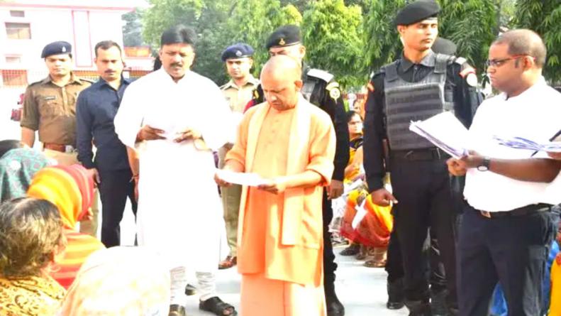जनता दरबार में समस्याएं सुनते सीएम योगी