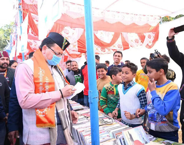 मुख्यमंत्री पुष्कर सिंह धामी ने प्रथम ‘किताब कौथिग’ कार्यक्रम में किया प्रतिभाग