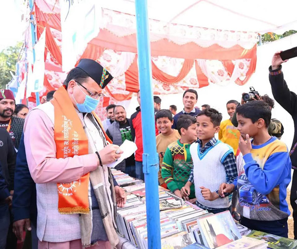 मुख्यमंत्री पुष्कर सिंह धामी ने प्रथम ‘किताब कौथिग’ कार्यक्रम में किया प्रतिभाग