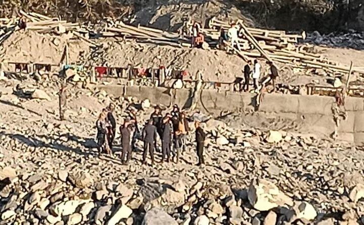 नेपाल की तरफ से चार लोग ने किया पथराव, चालकों ने पानी में कूद कर बचाई जान