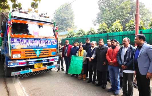 हल्द्वानी से जोशीमठ आपदा पीड़ितों के लिए भेजे गए दो ट्रक राहत सामग्री, केंद्रीय मंत्री अजय भट्ट ने हरी झंडी दिखाकर किया रवाना