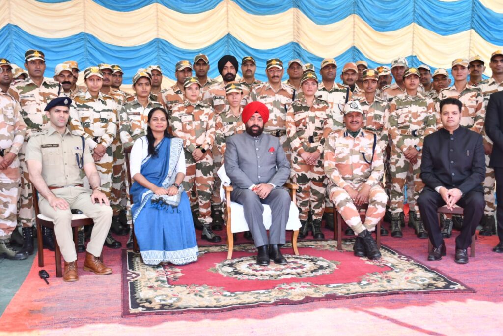 राज्यपाल लेफ्टिनेंट जनरल गुरमीत सिंह ने पिथौरागढ़ के द्वी दिवसीय दौरे के दूसरे दिवस में आईटीबीपी के जवानों से मिलकर उनका हौसला बढ़ाया