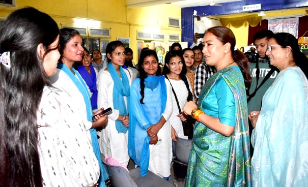 Cabinet Minister Rekha Arya participated in the closing ceremony of the Indian Knowledge Culture Tradition Festival-2023 organized by the Painting Department of MKP College, Dehradun