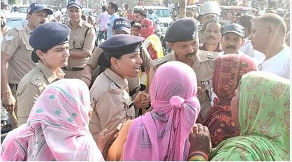 ट्रैक्टर-ट्रॉली की चपेट में आने से युवक की मौत के बाद बढ़ा विवाद, ग्रामीणों ने पुलिस पर की पत्थरबाजी, पांच घायल 
