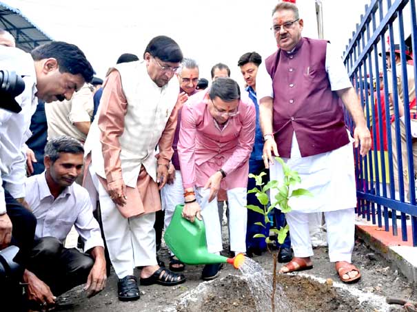 Chief Minister Dhami unveiled a plaque in the memory of the immortal martyrs in the 'Salute to the heroes' program organized under the 'Meri Mati-Mera Desh' campaign.