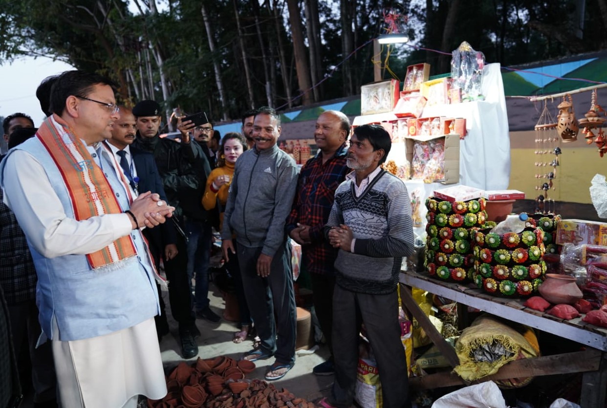 Chief Minister Dhami visited Kumhar Mandi area, met potters